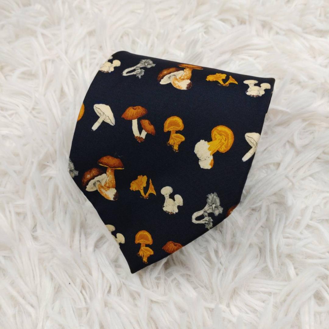 イヴサンローラン 高級シルクネクタイ 総柄（キノコ） ブラック