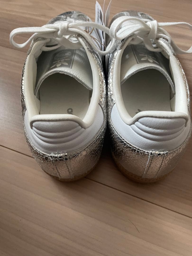 週末限定価格⭐︎アディダスadidas メタリックシルバー スニーカー　SAMBA