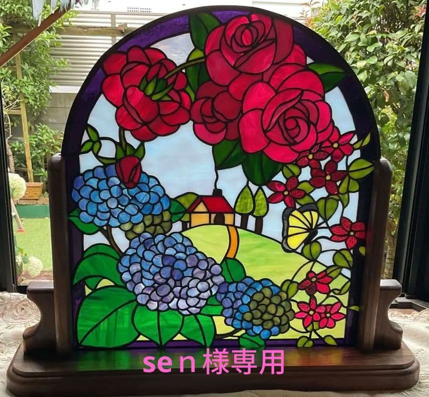 ステンドグラスパネル　お花の間に映る丘の風景