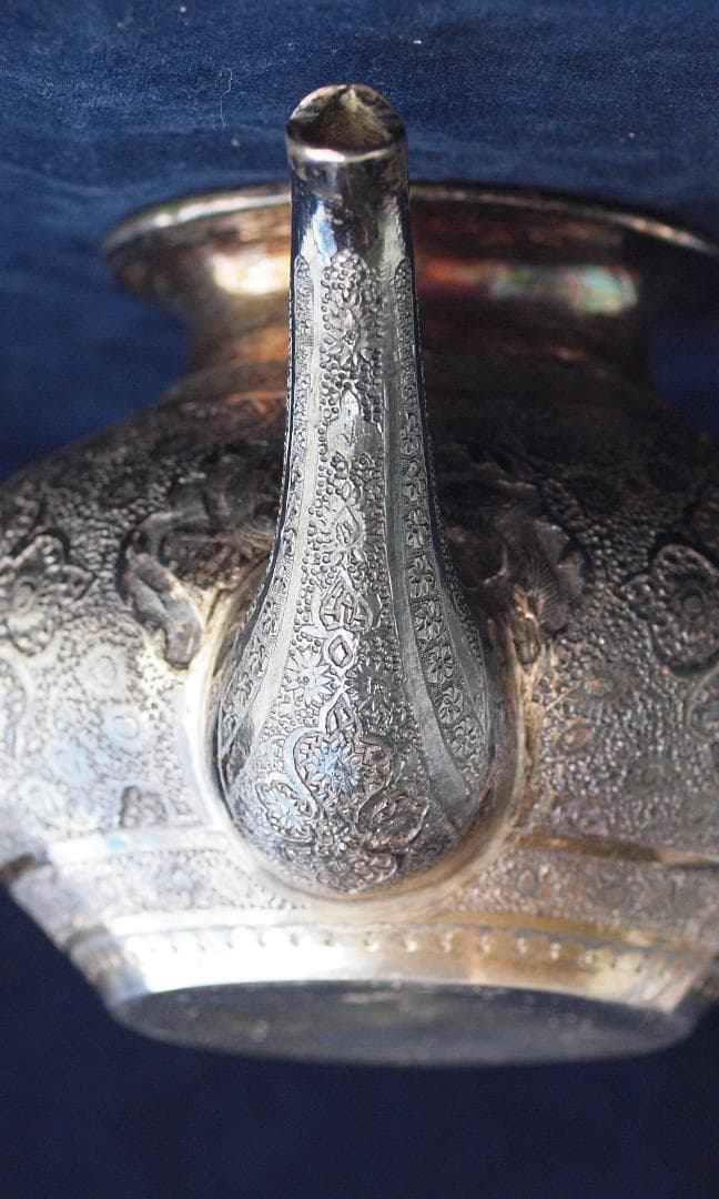 1970年央制作、イラン伝統彫金細工が楽器を奏でる人や花を刻む銀製ティーポット