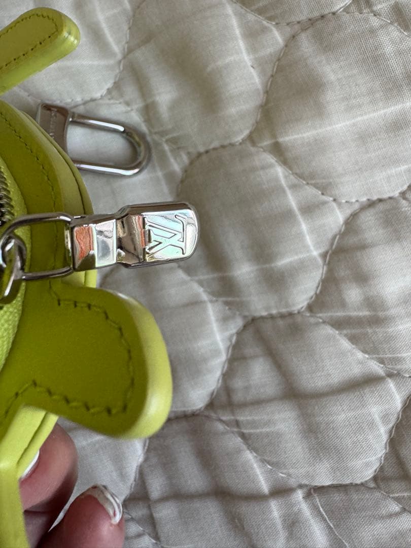 最終値引　ルイヴィトンBIJ LV タートルラインバッグチャームM02526