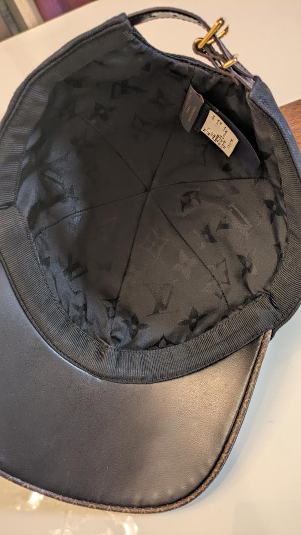 ルイヴィトン　刺繍ロゴキャップ