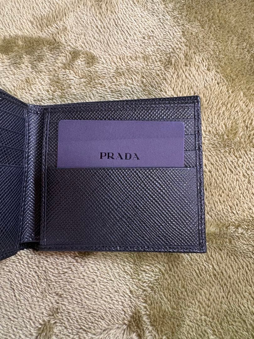 PRADA 黒 二つ折り財布未使用品