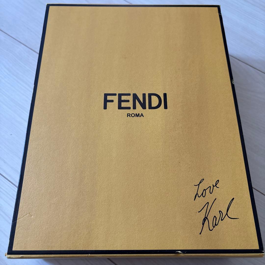 早い者勝ち値下げFENDI ファーキーホルダー カール・ラガーフェルドサイン入り