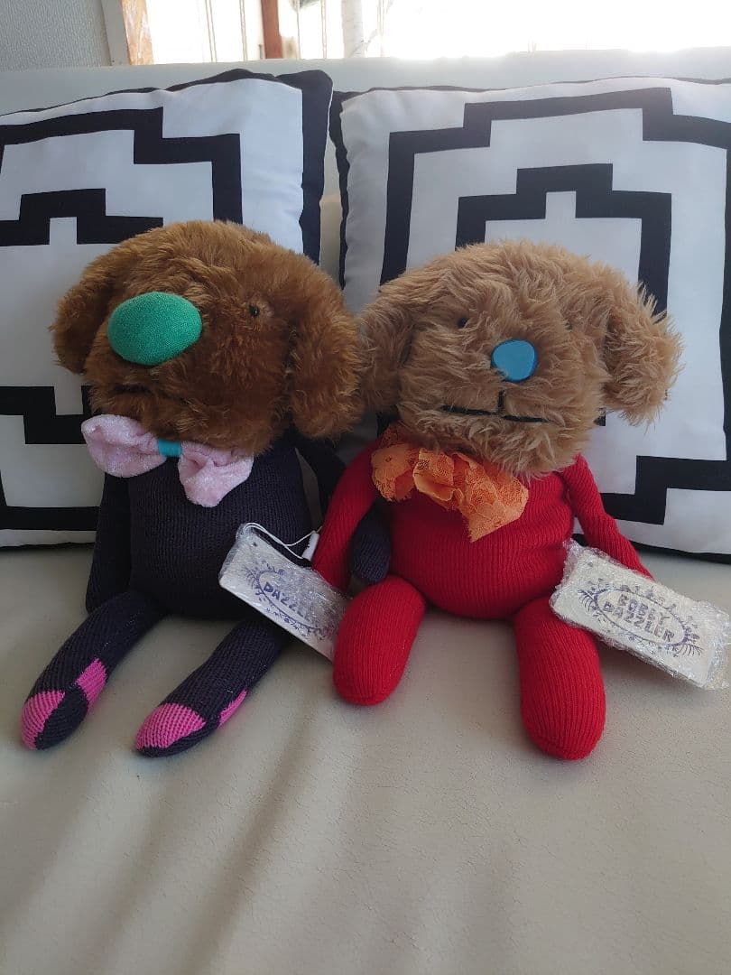 ボビー・ダズラー カラフルな犬のぬいぐるみ2体セット