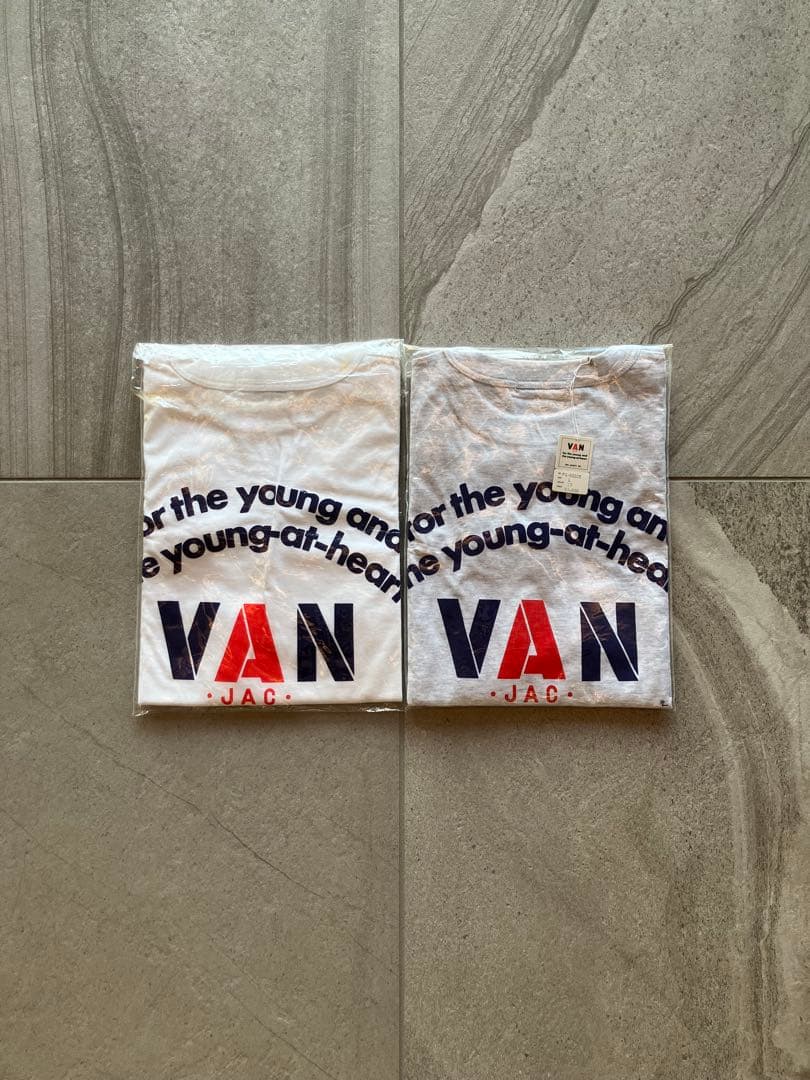 VAN JACKET ロゴTシャツ
