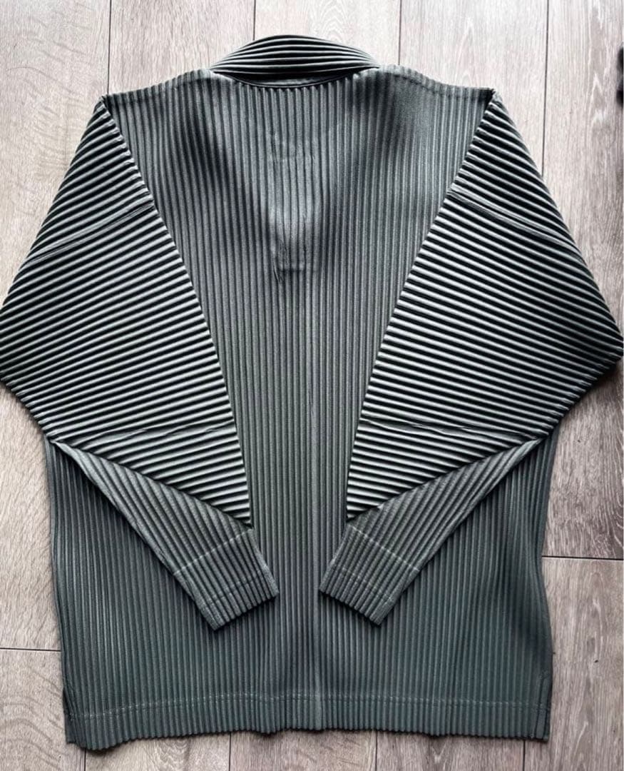 HOMME PLISSÉ MONTHLY COLOR OCTOBER