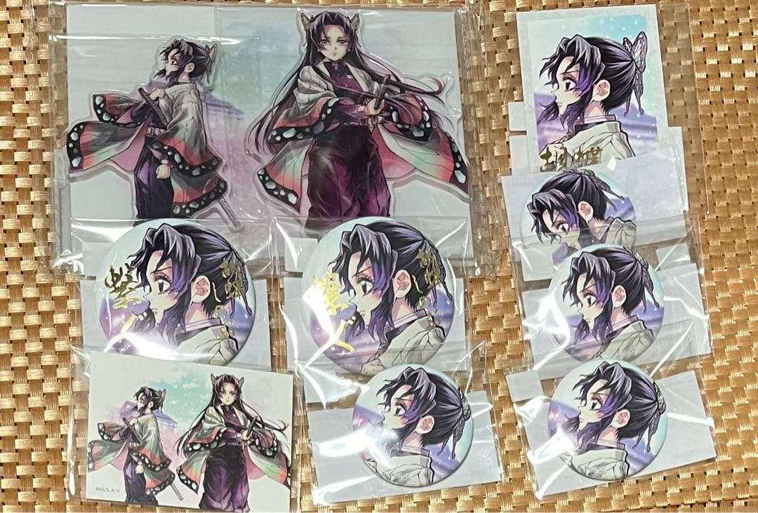 胡蝶しのぶ　胡蝶カナエ　くじ　缶バッジ　アクリルスタンド　チェキ風ブロマイド