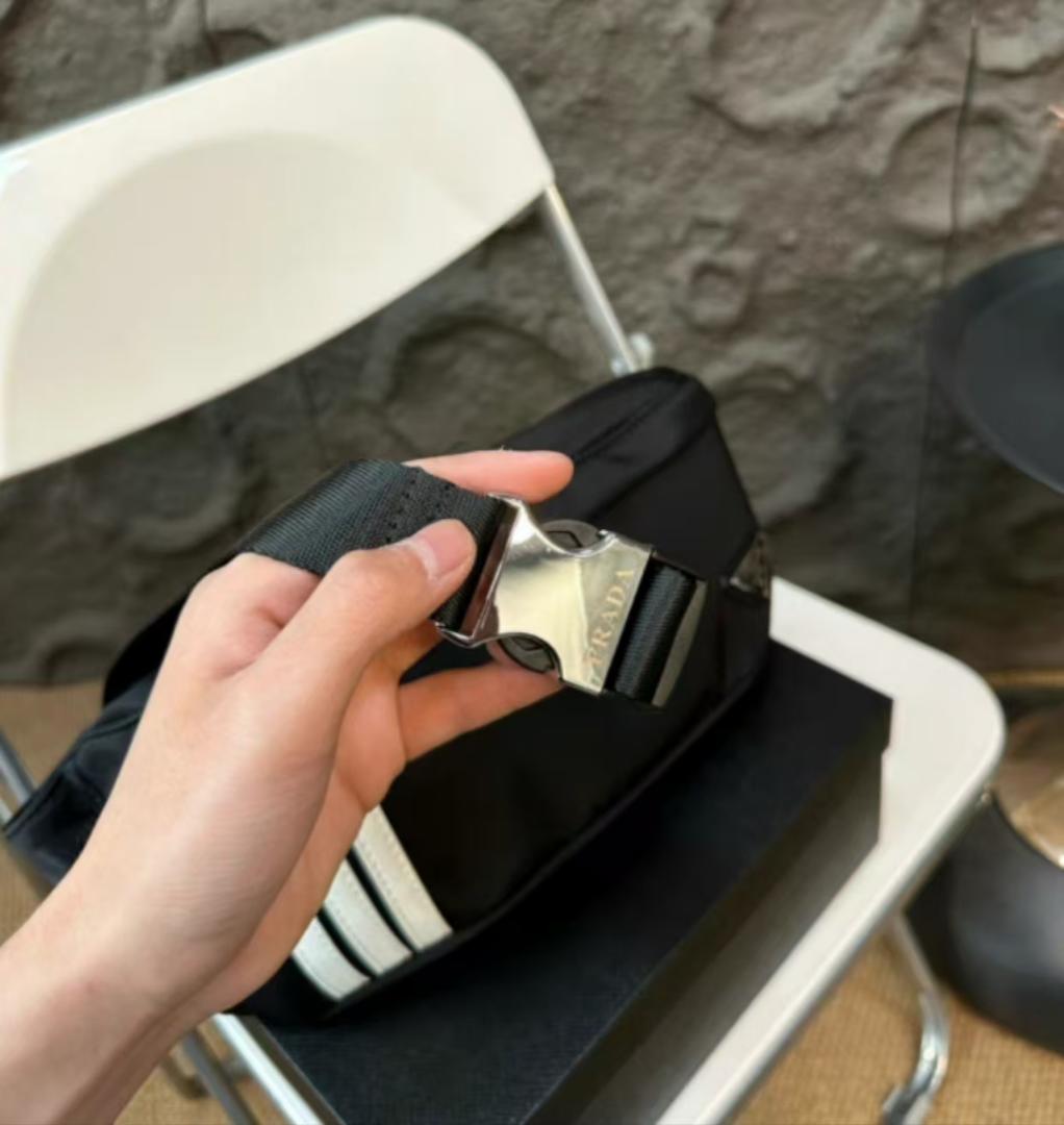 PRADAブラック-ボディバッグ-ストライプ