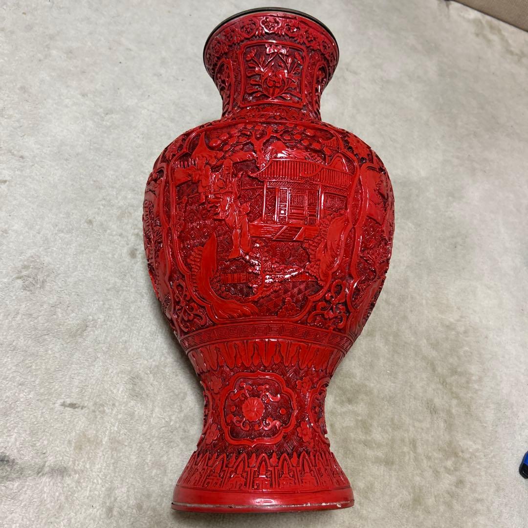 赤い陶器の花瓶