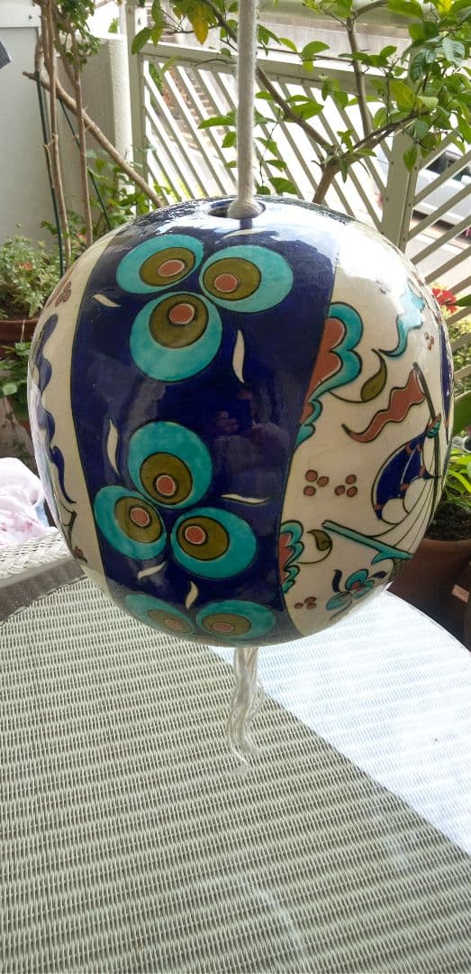 トルコ製　丸いボール形手描き陶器