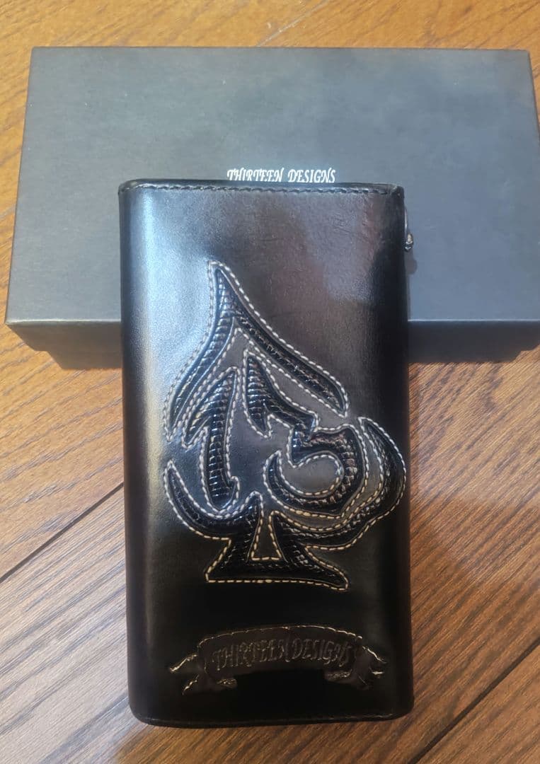 あき75300THIRTEEN DESIGNS ブラックふたつ折り財布