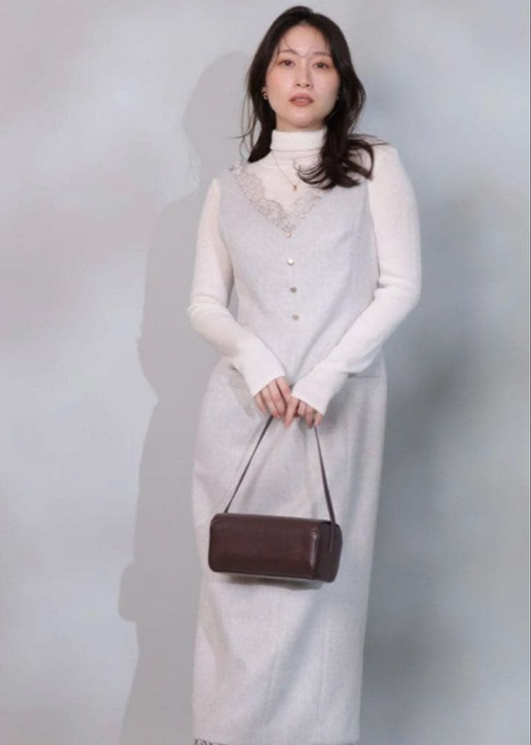 アプワイザーリッシェのレーストリムＩラインジャンスカ　グレージュM