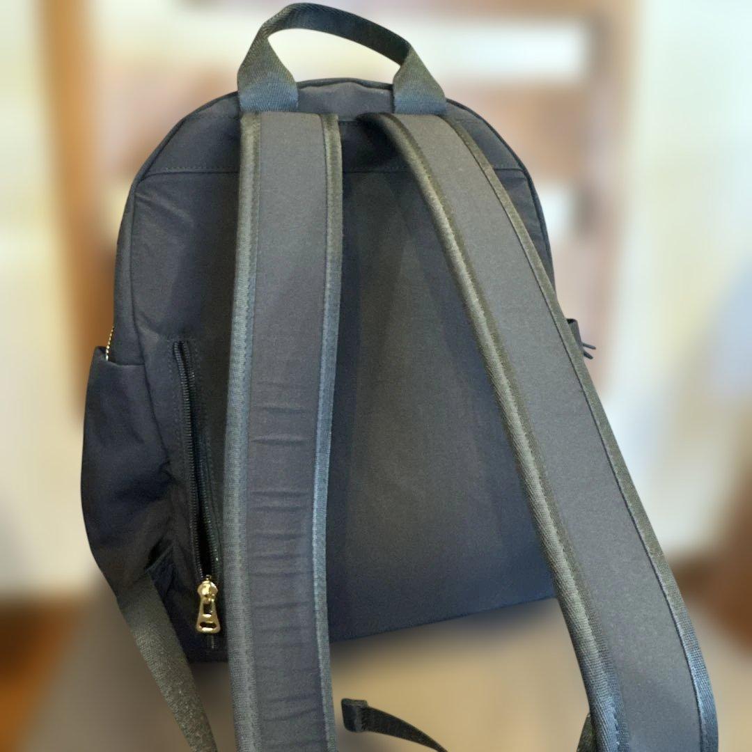 フリルポケット付きブラックリュック