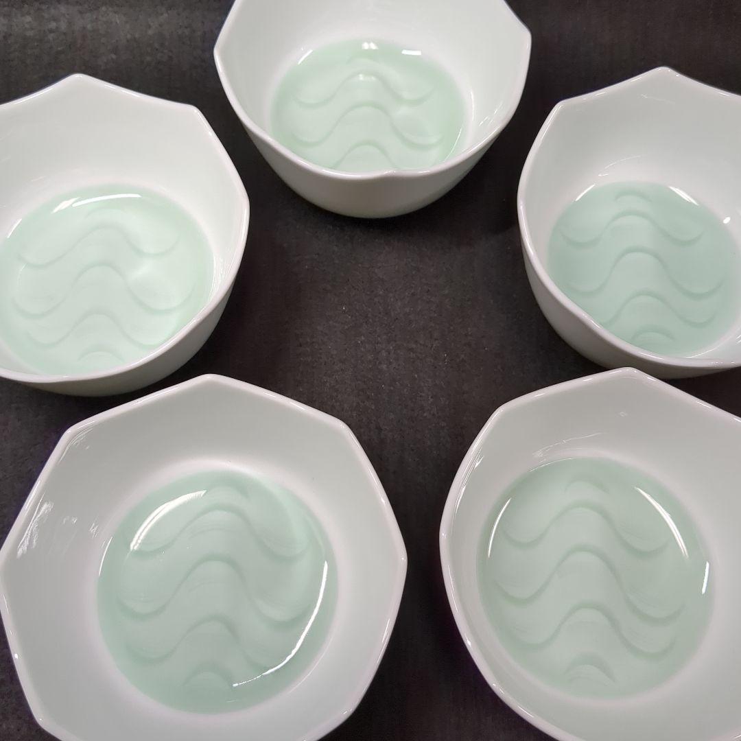 人間国宝　井上萬二作　井上萬二窯　青白磁波刻文　小鉢５個