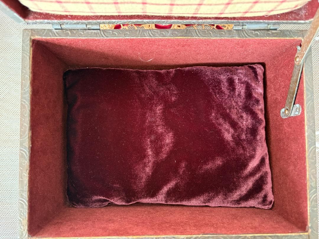 ✨最終出品✨レトロな取っ手付き金板張りボックス　ビスクドール　アンティーク雑貨