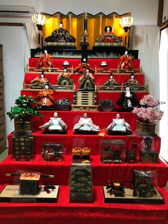 7段飾りの雛人形