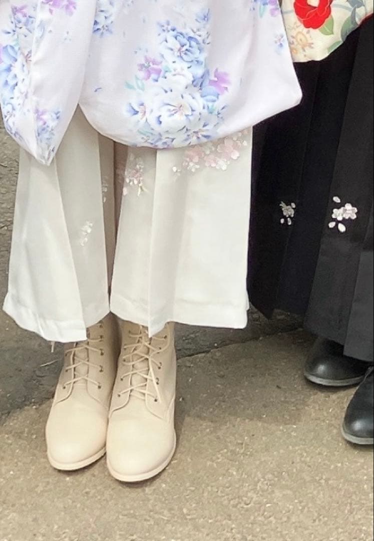 【キャサリンコテージ】袴セット（白花色着物×灰色袴）＋襦袢　130cm