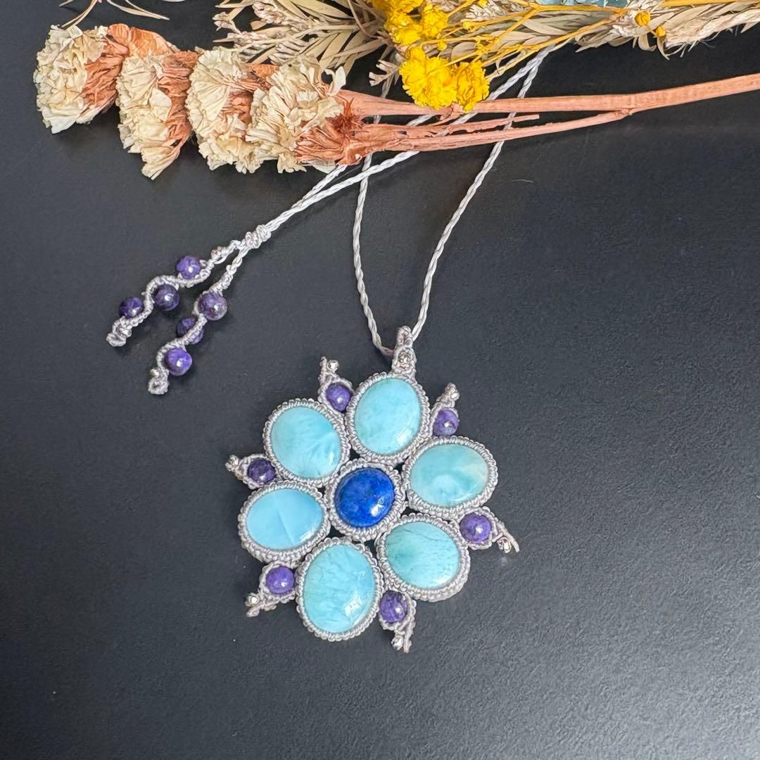 ♡新春sale小粒ラリマー×ラピスラズリ×チャロアイトのお花のマクラメネックレス
