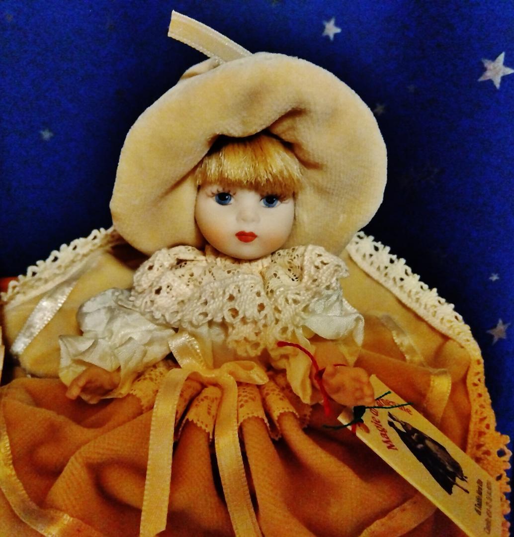 ヴェネツィア人形　ベージュのレース襟の人形