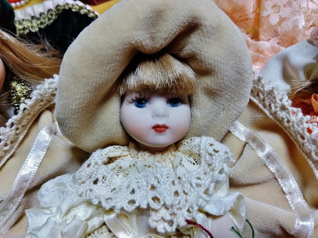 ヴェネツィア人形　ベージュのレース襟の人形