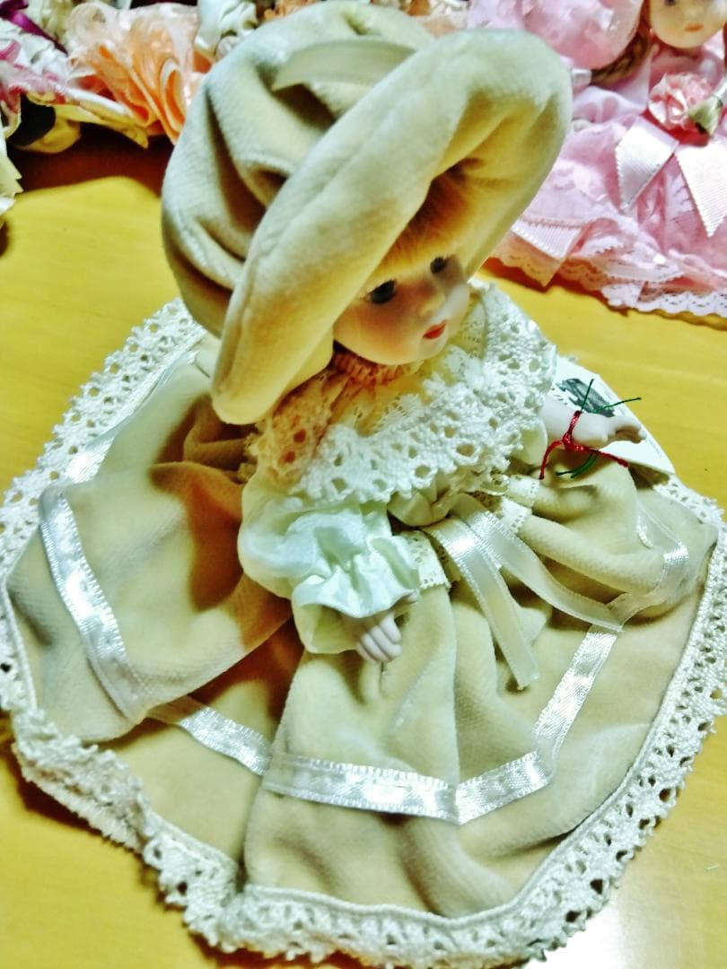 ヴェネツィア人形　ベージュのレース襟の人形