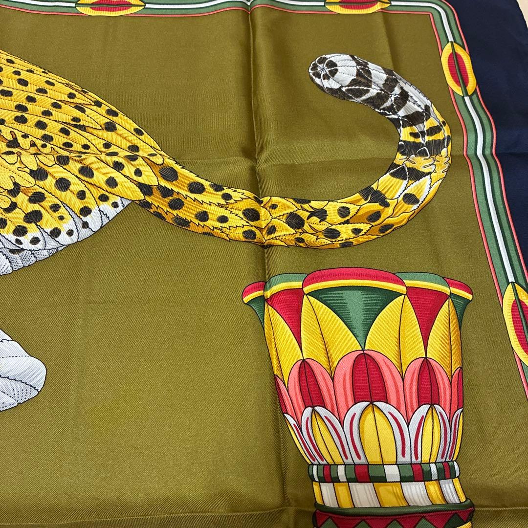 Salvatore Ferragamo シルク　スカーフ 総柄　虎　イタリア製