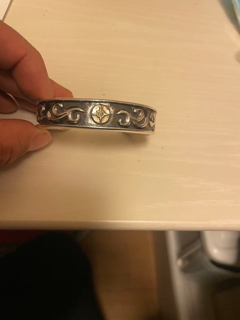 FIRST ARROWS ファーストアローズ K18付　フチ付カラ草彫りバングル