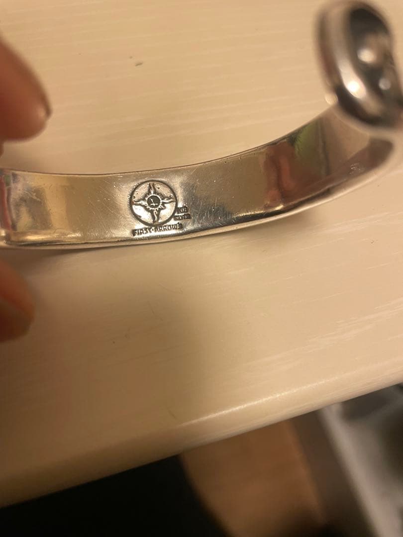 FIRST ARROWS ファーストアローズ K18付　フチ付カラ草彫りバングル