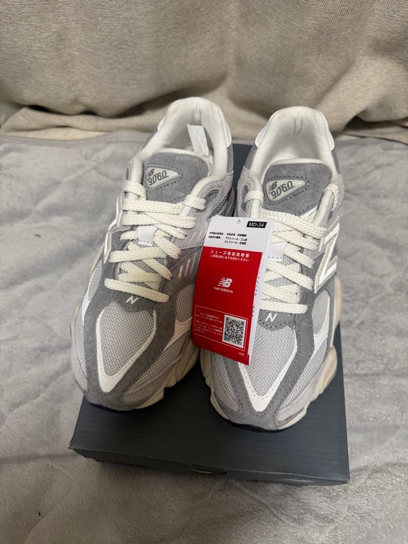 New Balance 9060 グレー/ホワイト