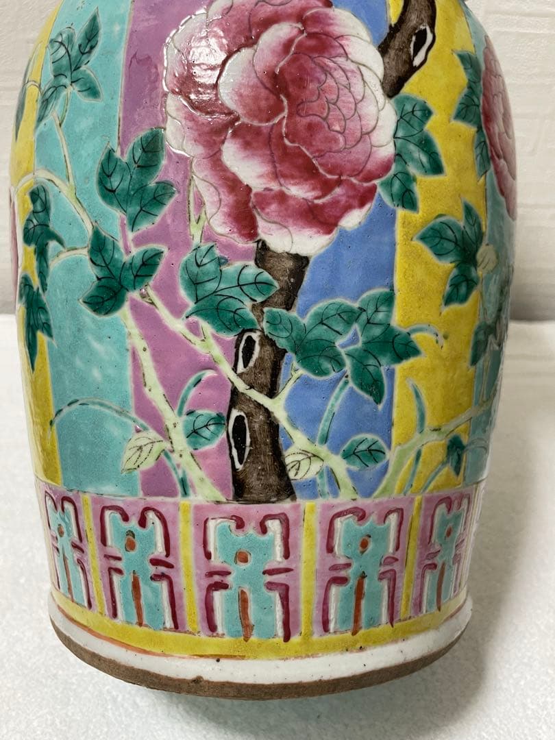 中国 旧家蔵出し 清時代 粉彩 双耳 牡丹花卉紋瓶骨董品。