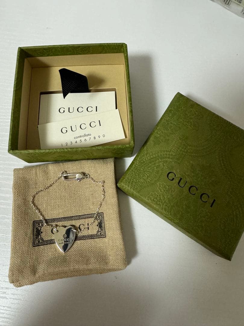 GUCCI シルバー ハートプレートブレスレット
