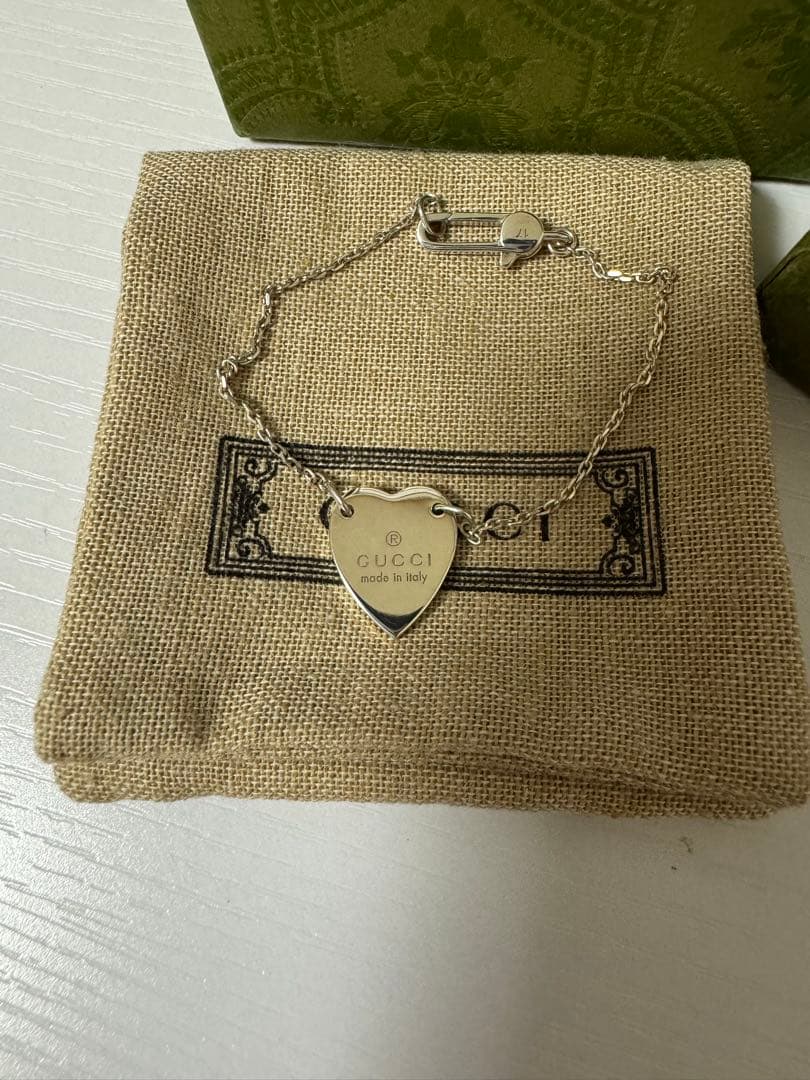 GUCCI シルバー ハートプレートブレスレット