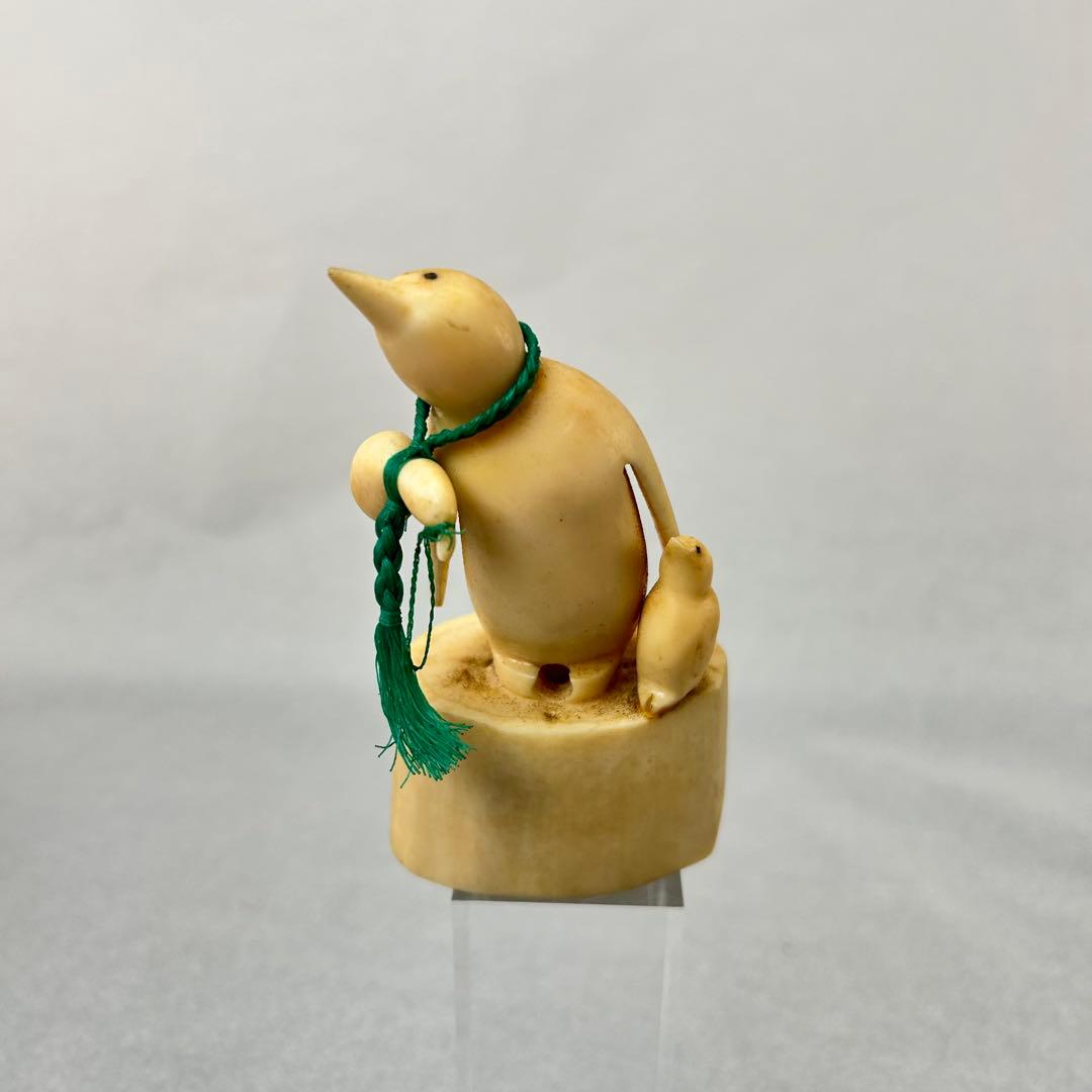 鯨歯工芸品　 ペンギンの置物 193g