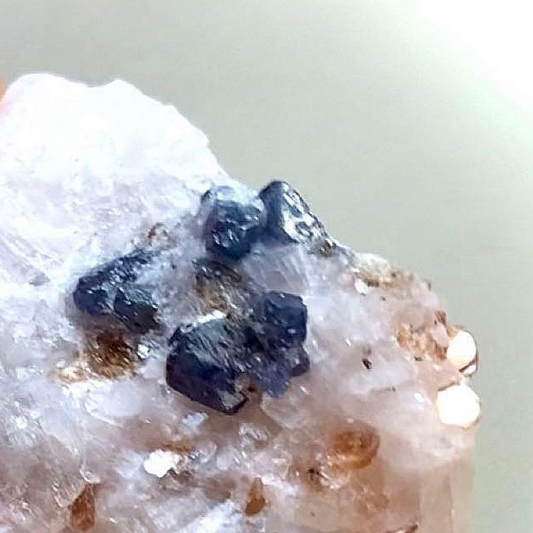 激レア！母岩の上のブルースピネルの結晶