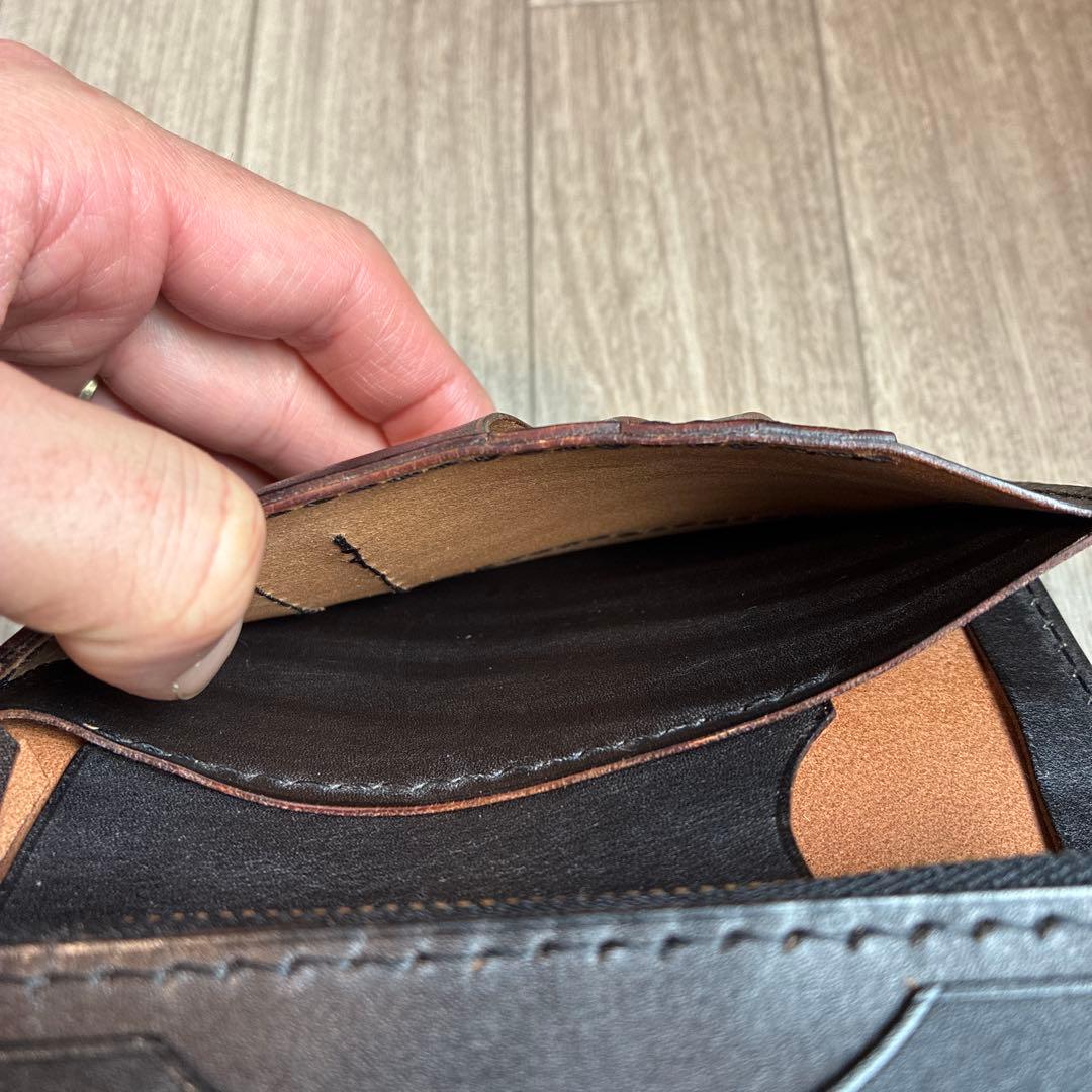 【茶芯ブラック】ミドルトラッカーウォレット　真鍮　黒ステッチ　お札を折らずに収納