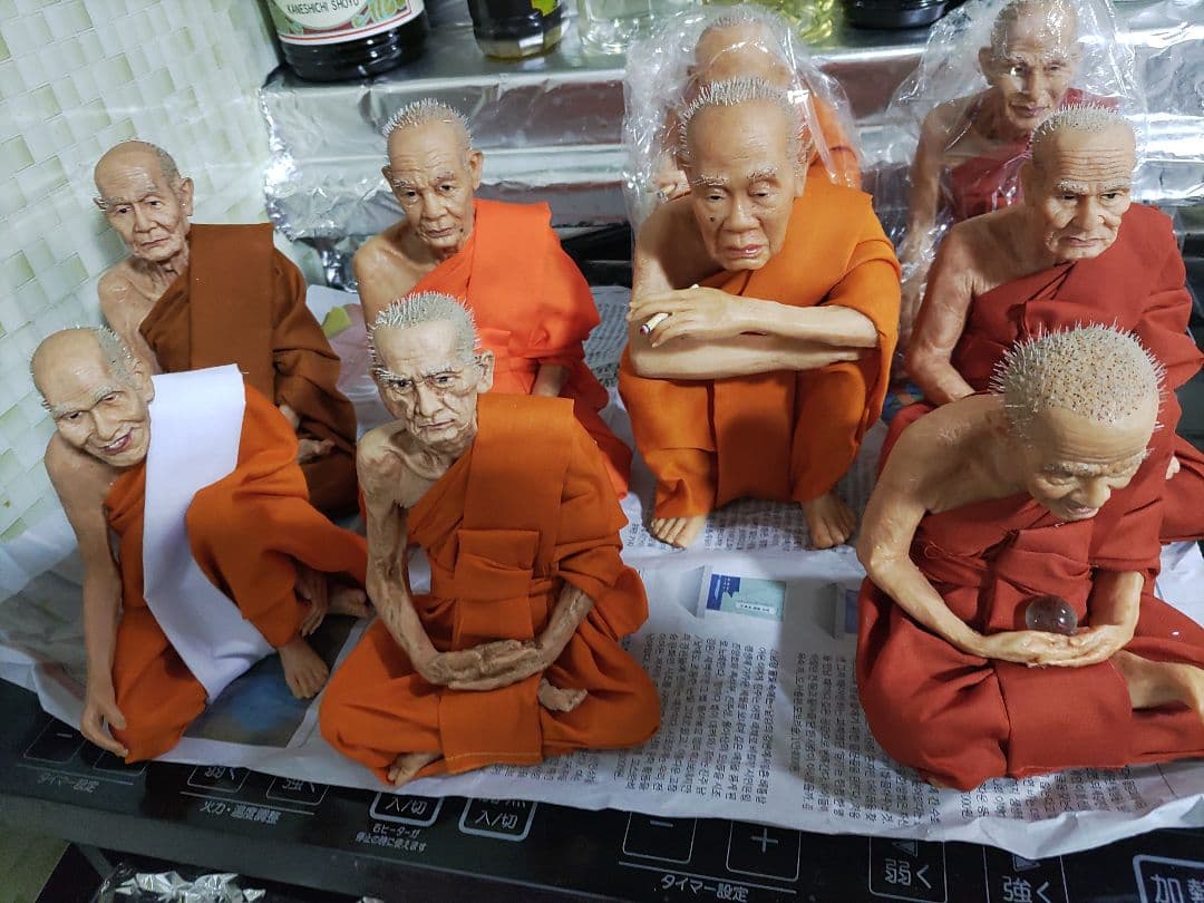 超リアル　タイ僧侶フィギュア　超レアなタバコタイプ。