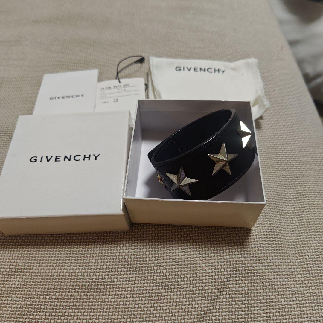 GIVENCHY ブラックレザースタースタッズブレスレット バングル