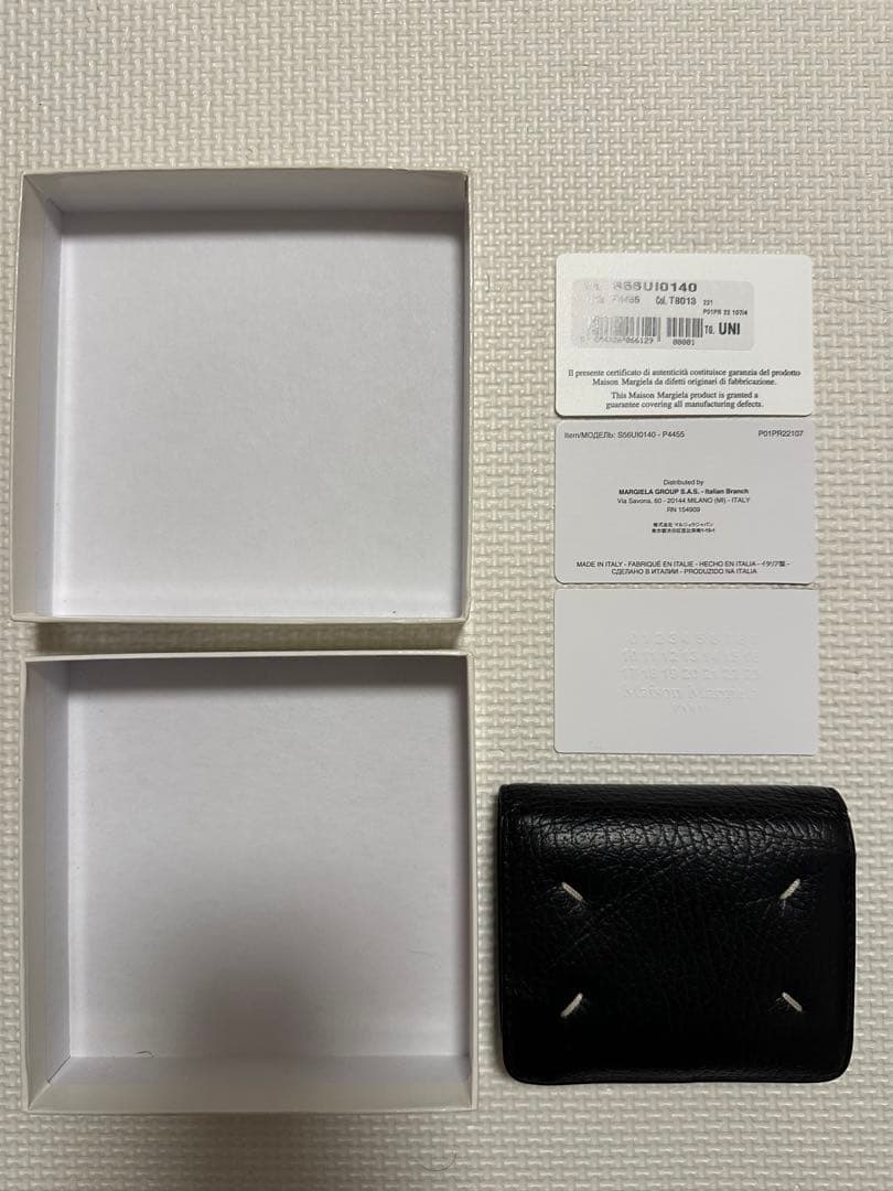 Maison Margielaのブラックレザー二つ折り財布、カードスロット付き