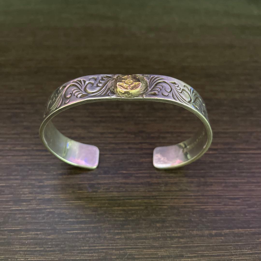 ファーストアロー K18付 平打12mmカラ草彫りバングル