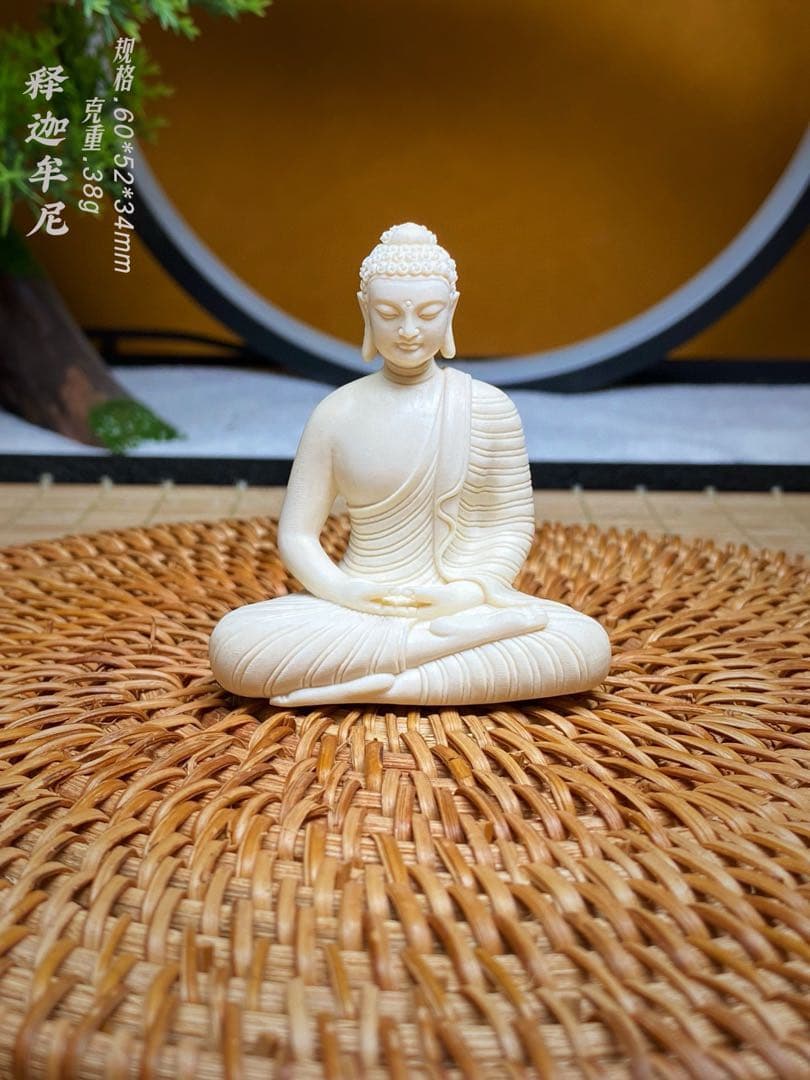 天然マンモス牙美しい手作り彫刻　釈迦牟尼　小さいな置物