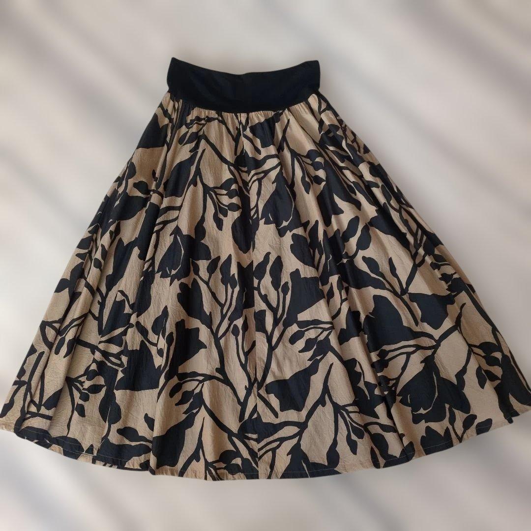おまとめ❣️ケイハヤマプリュス　ベージュと黒の花柄スカート＆ネイビーニットコート