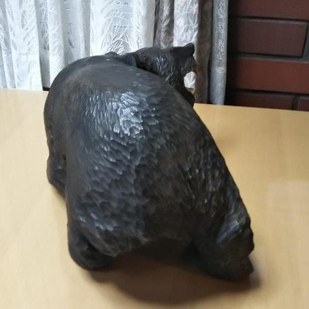 アイヌの木彫家「荒木 繁」の大きな熊の木彫り