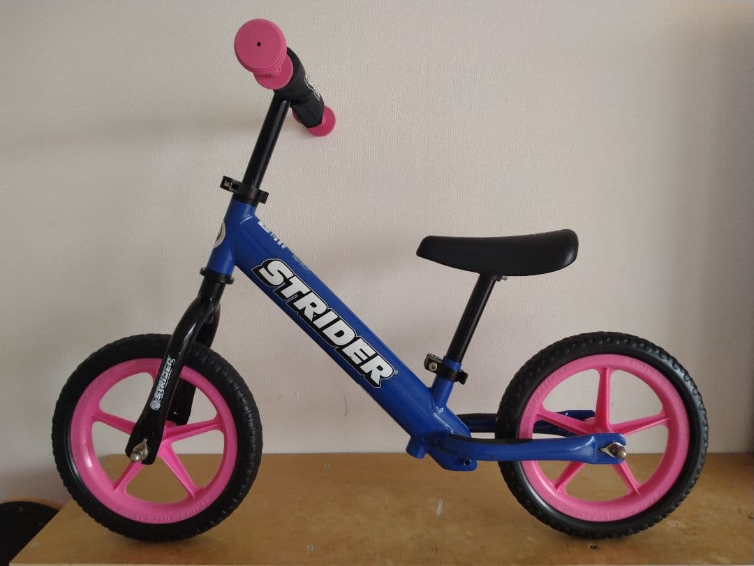 【室内保管】ストライダー スポーツ12インチ　ブルー×ピンク/STRIDER