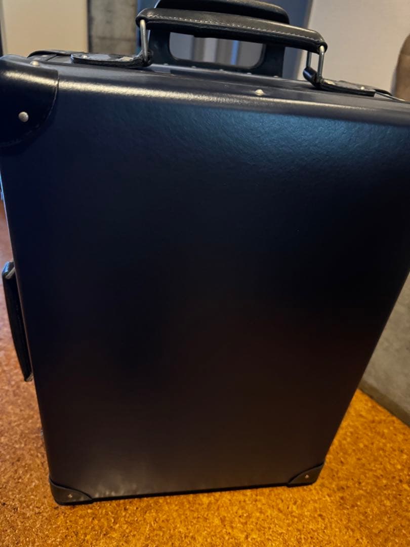 超美品　グローブトロッター　ネイビー 2輪　キャリーケース