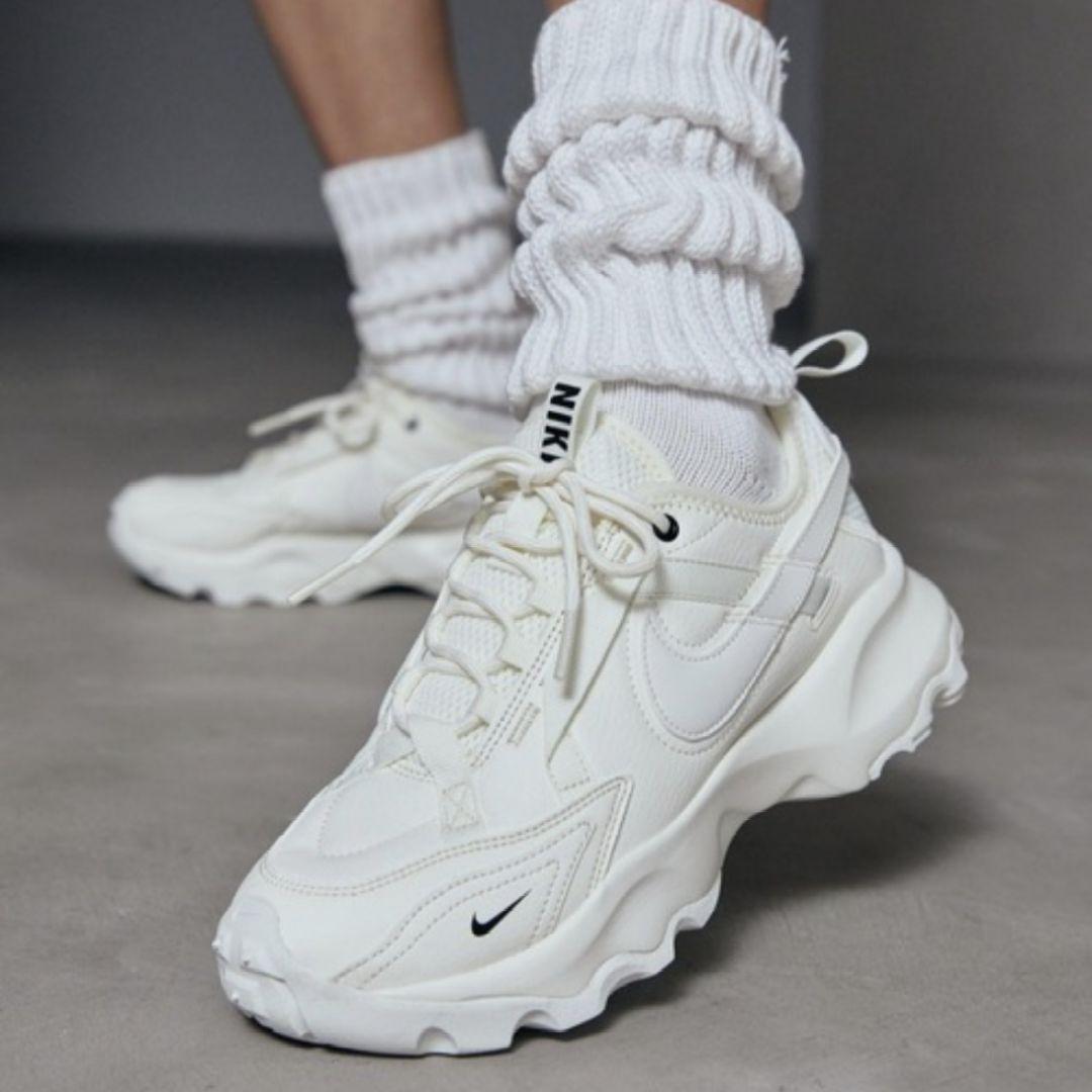 NIKE ナイキ TC7900 24cm ホワイト 新品未使用