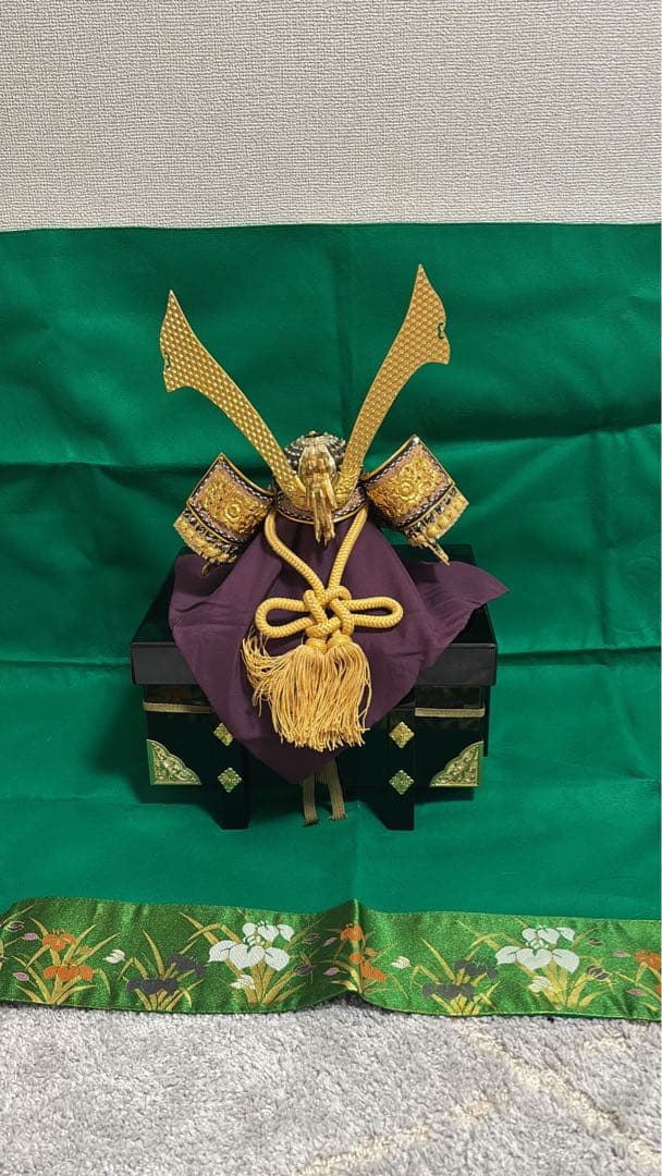 紫の兜飾り 金色装飾付き