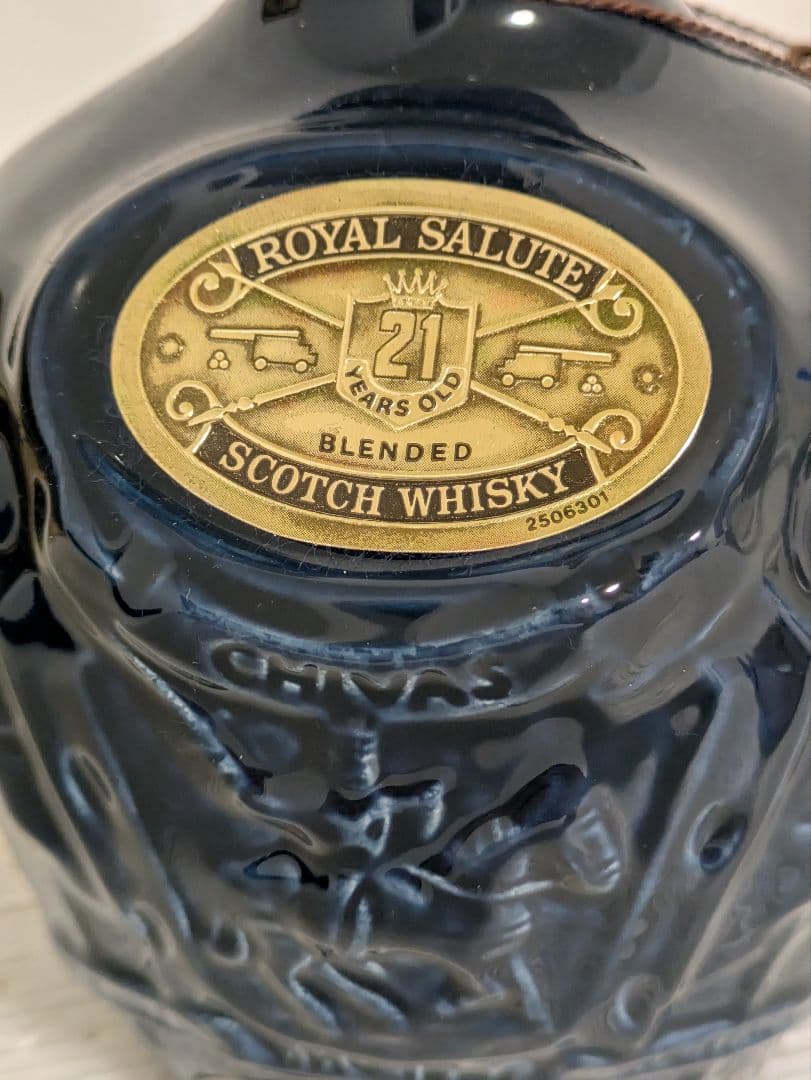ロイヤルサルート 21年 青陶器ボトル 箱・巾着袋付き