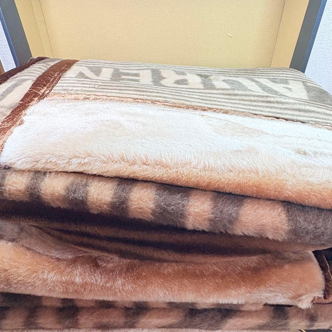 イヴ・サンローラン　文字ロゴ総柄アクリルニューマイヤー毛布　ブラウン