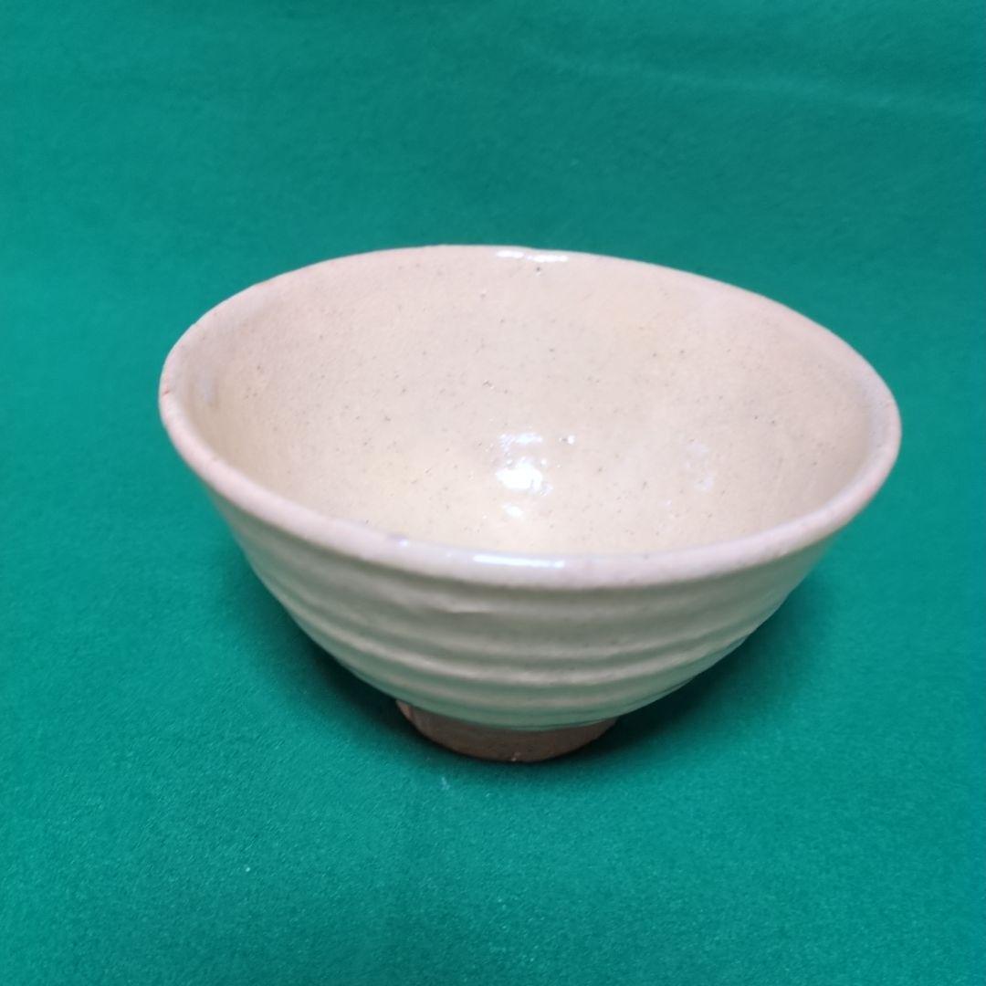 波状模様のベージュ陶器茶碗